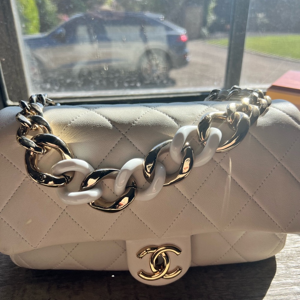 Lambskin Quilted Resin Bi-Color Chain Flap Bag White - Picture 4 of 12